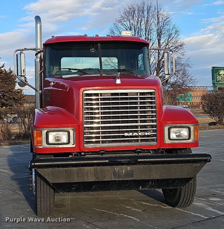 image for item DW3159 2011 Mack Pinnacle semi truck