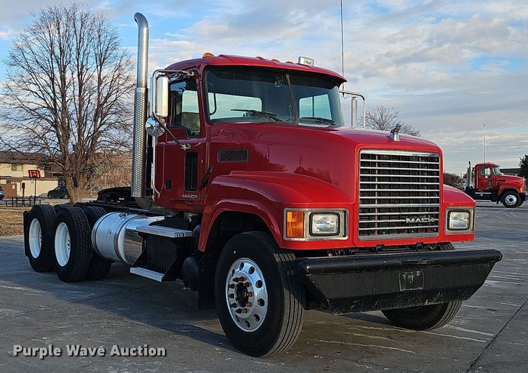 image for item DW3159 2011 Mack Pinnacle semi truck