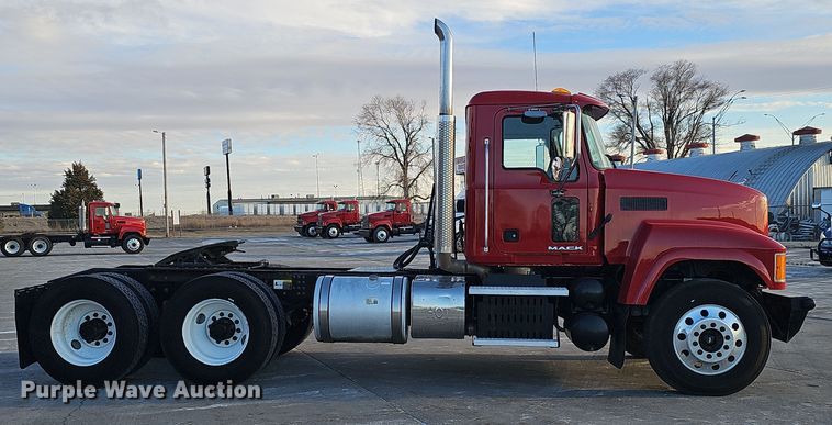 image for item DW3159 2011 Mack Pinnacle semi truck