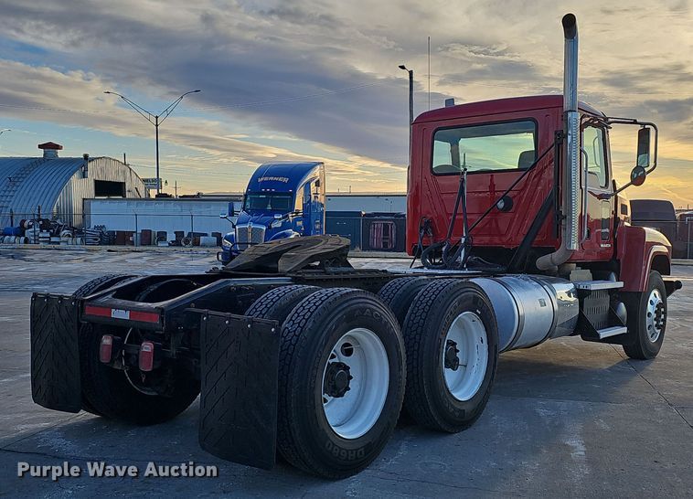 image for item DW3159 2011 Mack Pinnacle semi truck