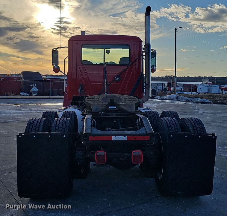image for item DW3159 2011 Mack Pinnacle semi truck
