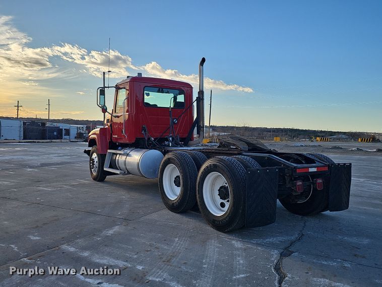 image for item DW3159 2011 Mack Pinnacle semi truck