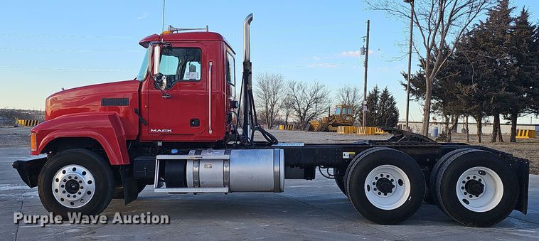 image for item DW3159 2011 Mack Pinnacle semi truck