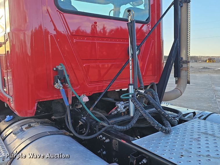 image for item DW3159 2011 Mack Pinnacle semi truck