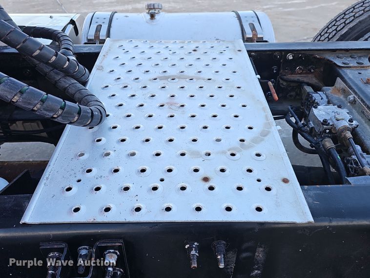 image for item DW3159 2011 Mack Pinnacle semi truck