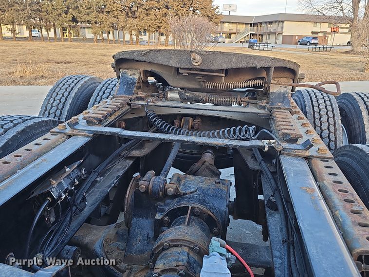 image for item DW3159 2011 Mack Pinnacle semi truck