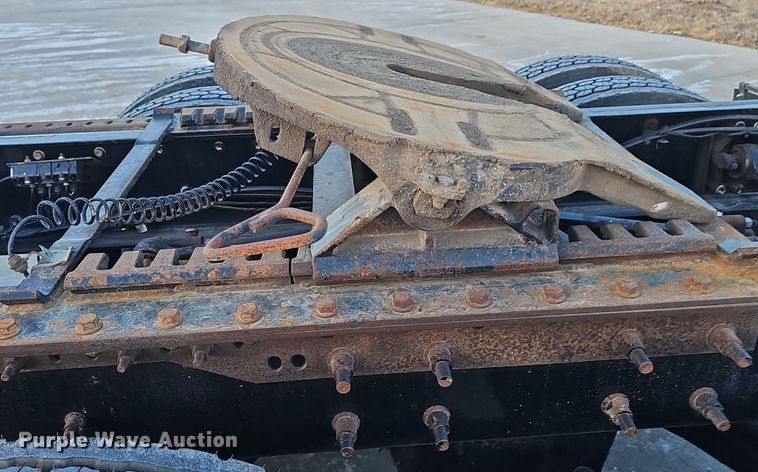 image for item DW3159 2011 Mack Pinnacle semi truck