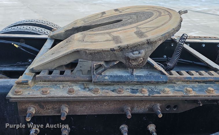 image for item DW3159 2011 Mack Pinnacle semi truck