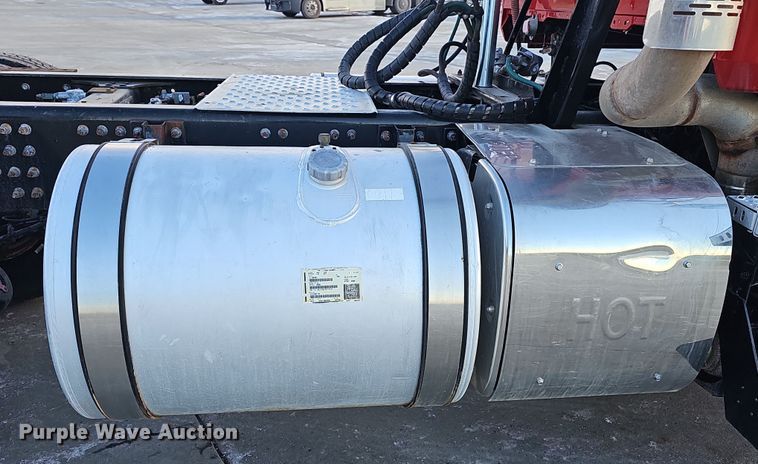 image for item DW3159 2011 Mack Pinnacle semi truck