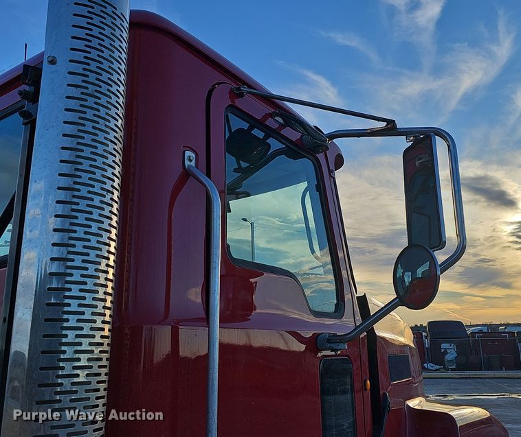 image for item DW3159 2011 Mack Pinnacle semi truck