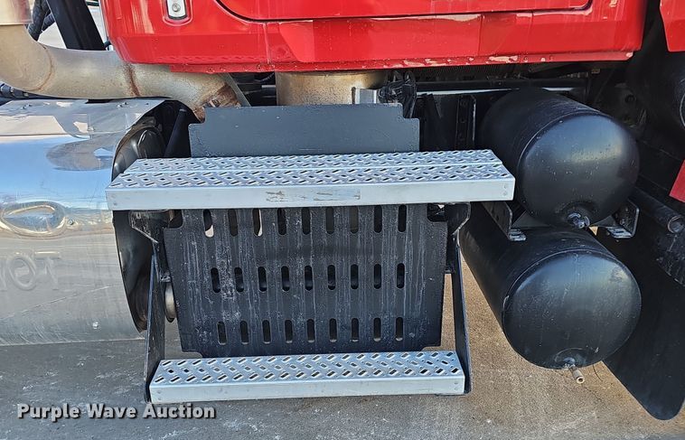 image for item DW3159 2011 Mack Pinnacle semi truck