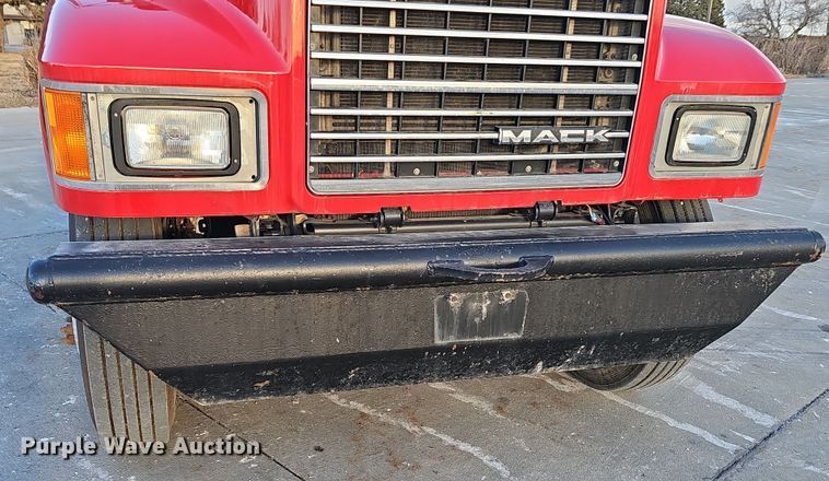 image for item DW3159 2011 Mack Pinnacle semi truck