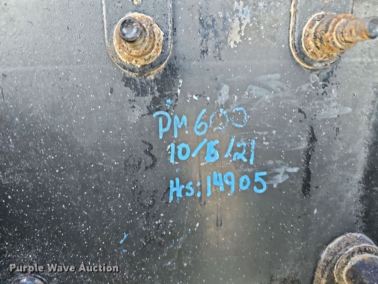 image for item DW3159 2011 Mack Pinnacle semi truck