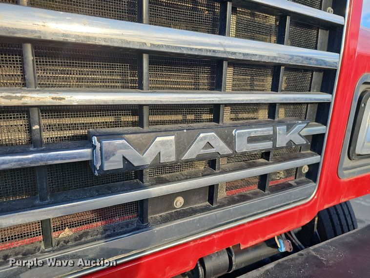 image for item DW3159 2011 Mack Pinnacle semi truck