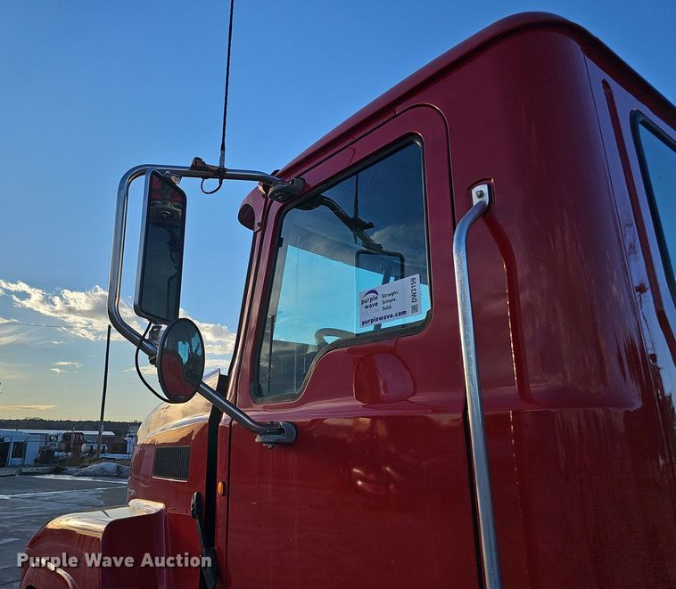 image for item DW3159 2011 Mack Pinnacle semi truck