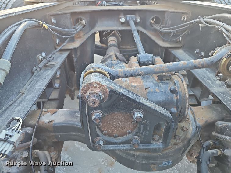 image for item DW3159 2011 Mack Pinnacle semi truck