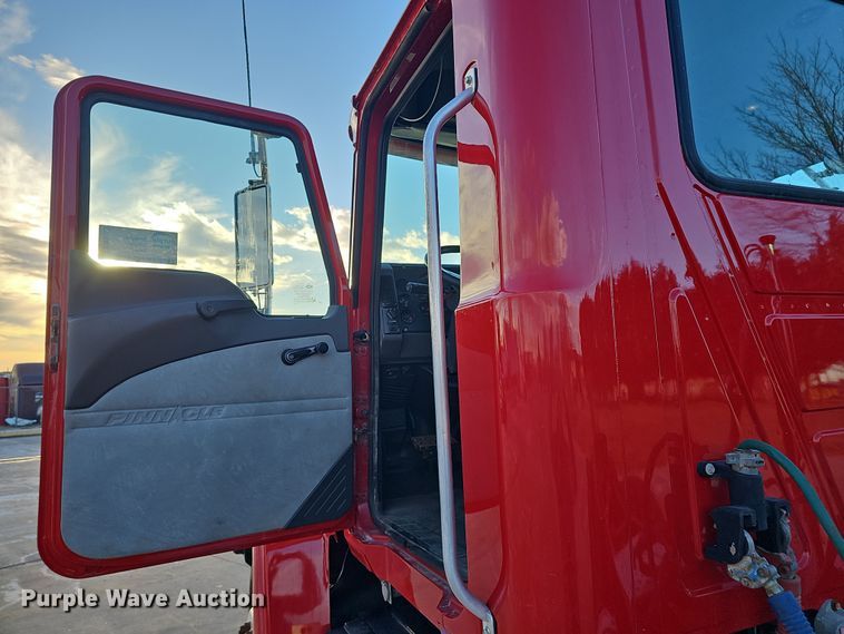 image for item DW3159 2011 Mack Pinnacle semi truck