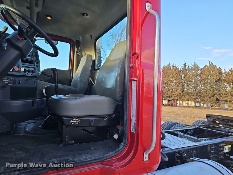 image for item DW3159 2011 Mack Pinnacle semi truck