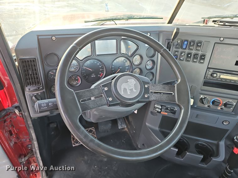 image for item DW3159 2011 Mack Pinnacle semi truck