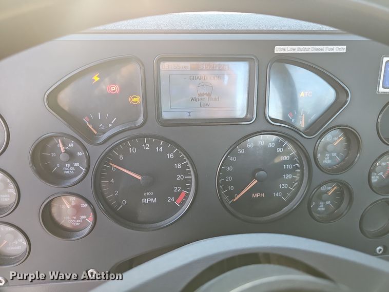 image for item DW3159 2011 Mack Pinnacle semi truck