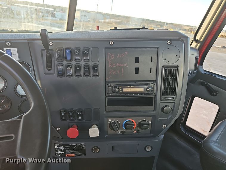 image for item DW3159 2011 Mack Pinnacle semi truck