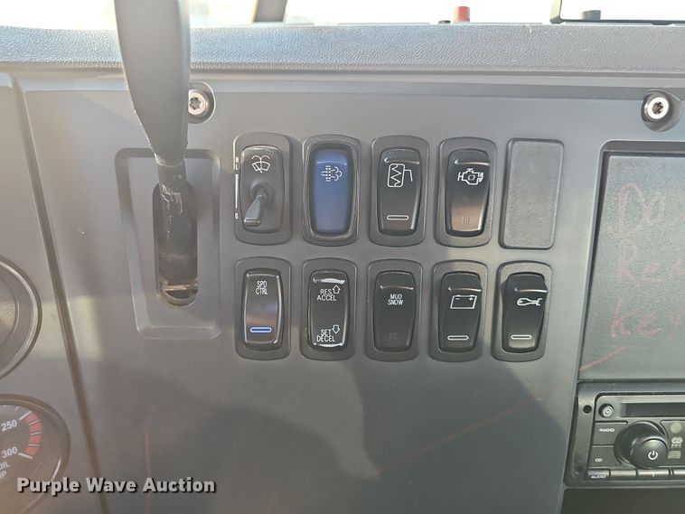 image for item DW3159 2011 Mack Pinnacle semi truck