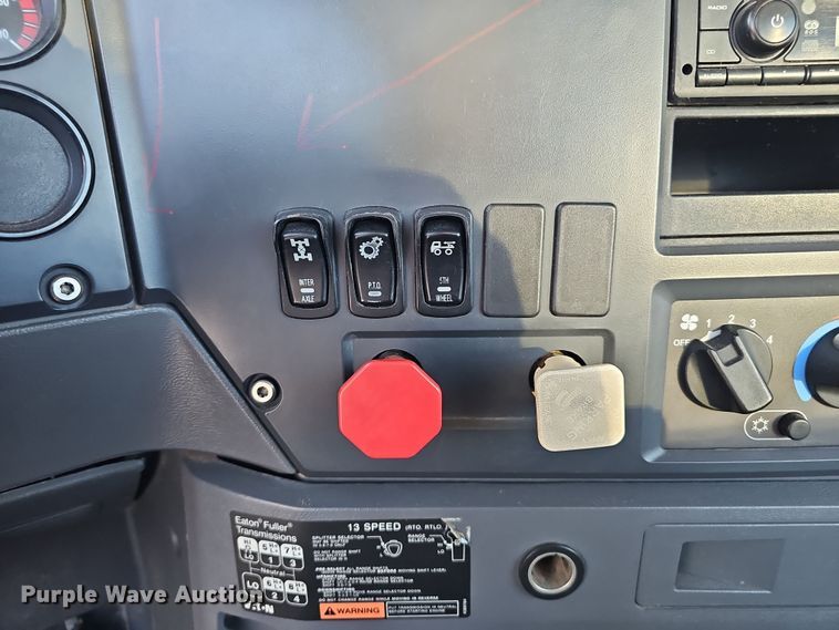 image for item DW3159 2011 Mack Pinnacle semi truck