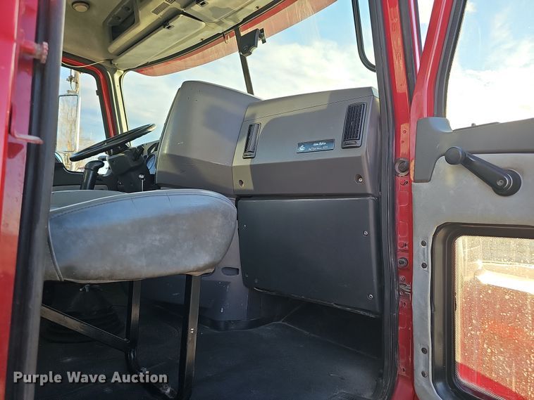 image for item DW3159 2011 Mack Pinnacle semi truck