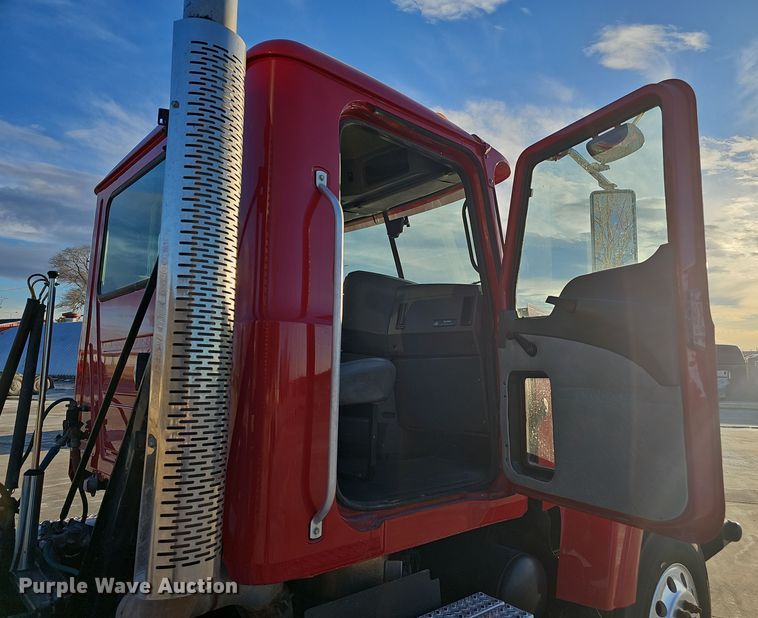 image for item DW3159 2011 Mack Pinnacle semi truck