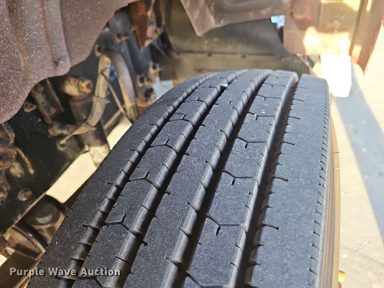 image for item DW3159 2011 Mack Pinnacle semi truck