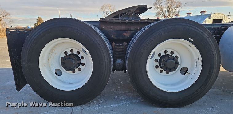 image for item DW3159 2011 Mack Pinnacle semi truck