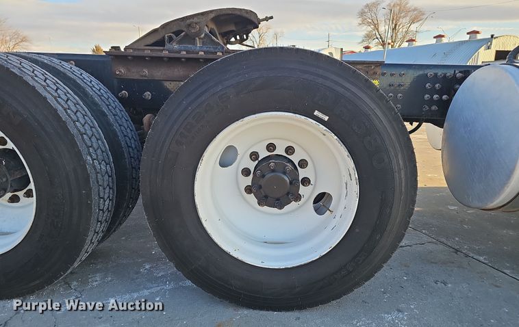 image for item DW3159 2011 Mack Pinnacle semi truck