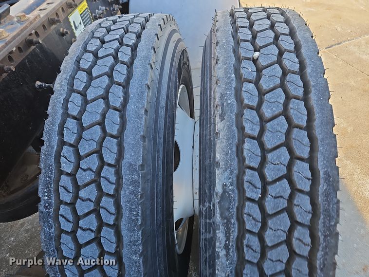 image for item DW3159 2011 Mack Pinnacle semi truck