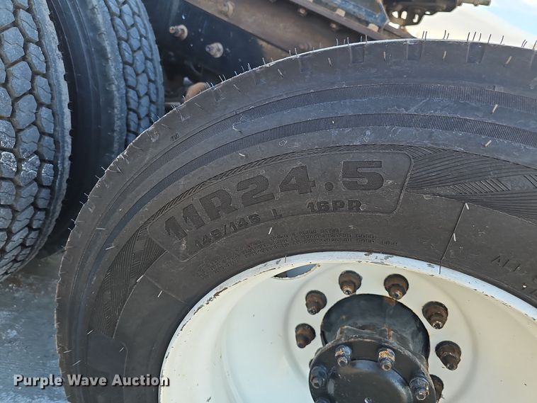 image for item DW3159 2011 Mack Pinnacle semi truck