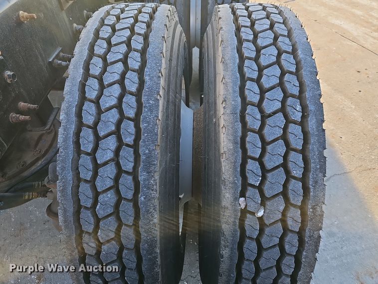 image for item DW3159 2011 Mack Pinnacle semi truck