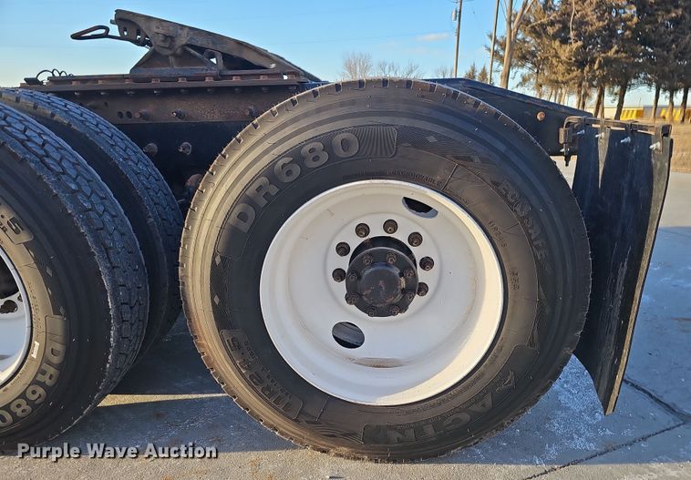 image for item DW3159 2011 Mack Pinnacle semi truck