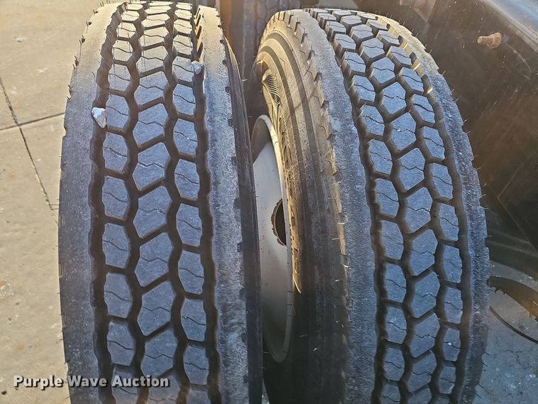 image for item DW3159 2011 Mack Pinnacle semi truck