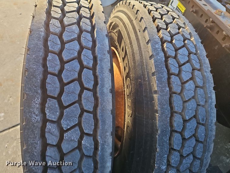 image for item DW3159 2011 Mack Pinnacle semi truck