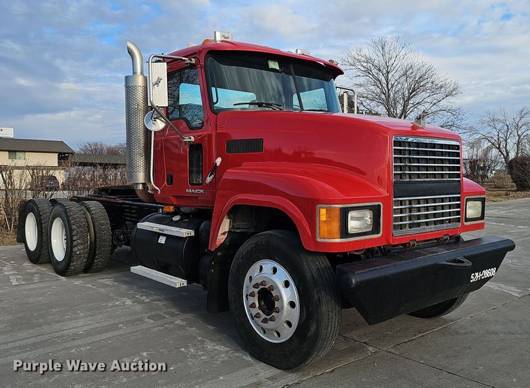 image for item DW3160 2008 Mack CHU613 semi truck