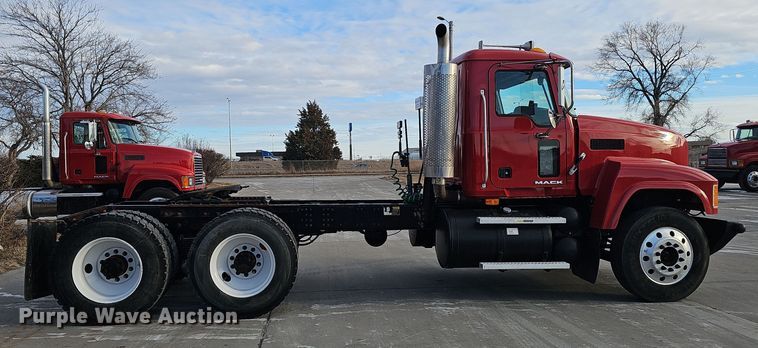 image for item DW3160 2008 Mack CHU613 semi truck