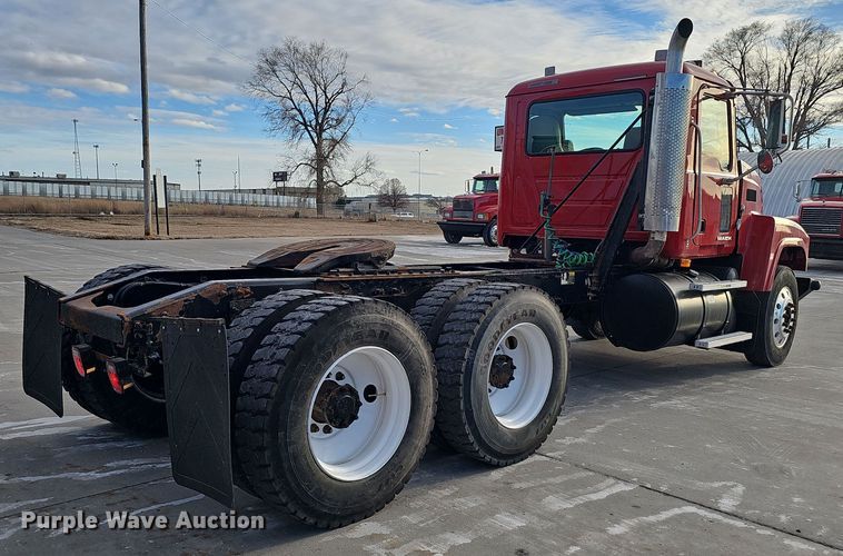 image for item DW3160 2008 Mack CHU613 semi truck