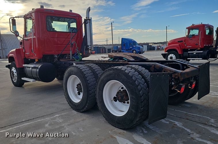 image for item DW3160 2008 Mack CHU613 semi truck