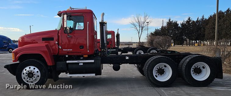 image for item DW3160 2008 Mack CHU613 semi truck