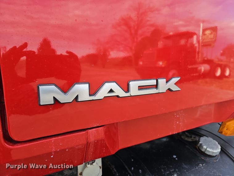 image for item DW3160 2008 Mack CHU613 semi truck