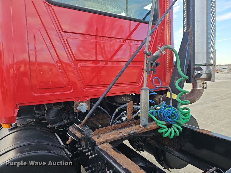 image for item DW3160 2008 Mack CHU613 semi truck