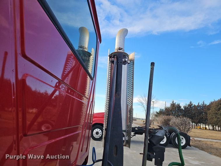 image for item DW3160 2008 Mack CHU613 semi truck