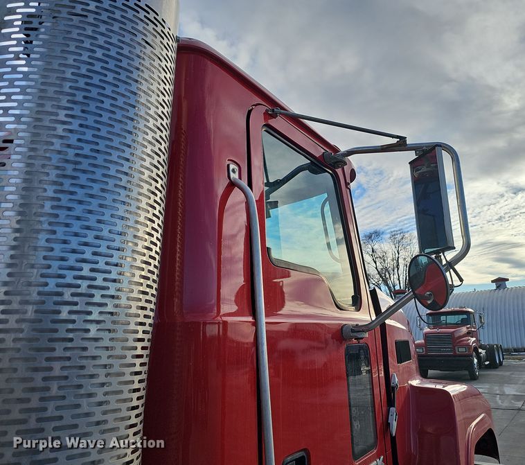 image for item DW3160 2008 Mack CHU613 semi truck