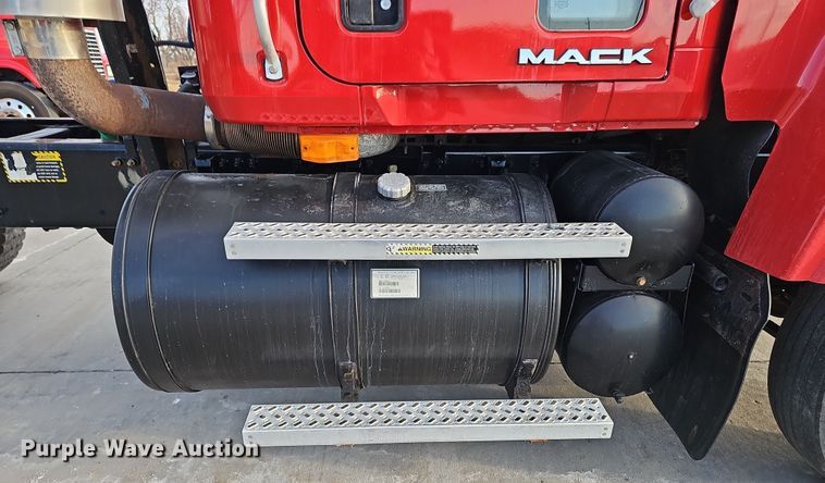 image for item DW3160 2008 Mack CHU613 semi truck