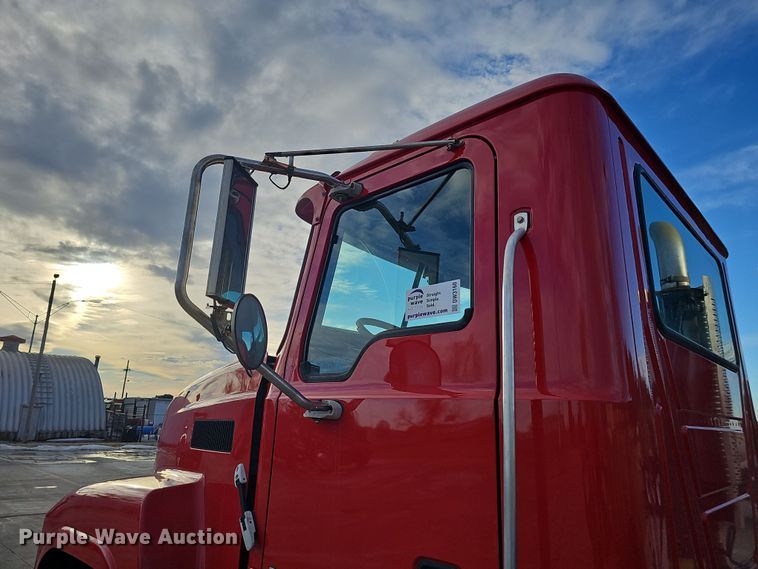 image for item DW3160 2008 Mack CHU613 semi truck