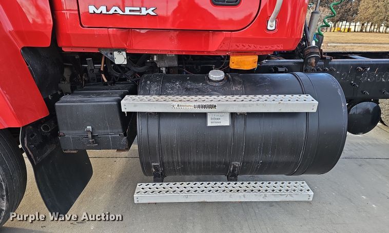 image for item DW3160 2008 Mack CHU613 semi truck